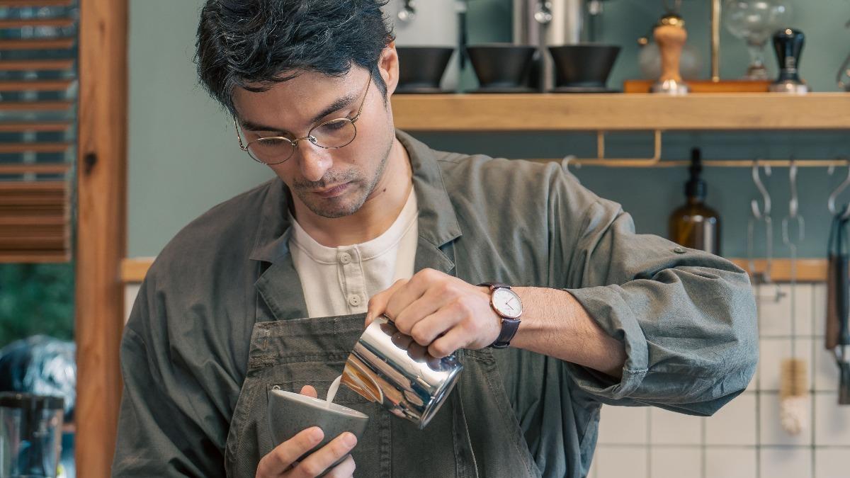 鳳小岳（右）化身「咖啡之神」，與隋棠搭檔演情侶。（圖／甲普國際媒體提供）