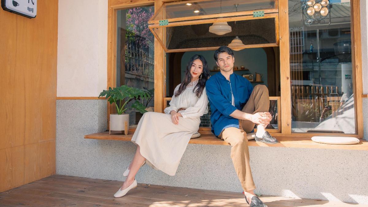 鳳小岳（右）化身「咖啡之神」，與隋棠搭檔演情侶。（圖／甲普國際媒體提供）