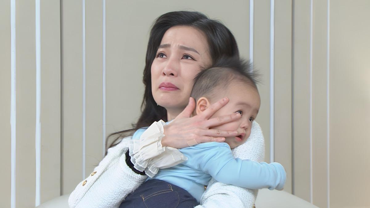楚宣抱著寶寶哭泣，讓劇組人員忍不住落淚。（圖／民視提供）