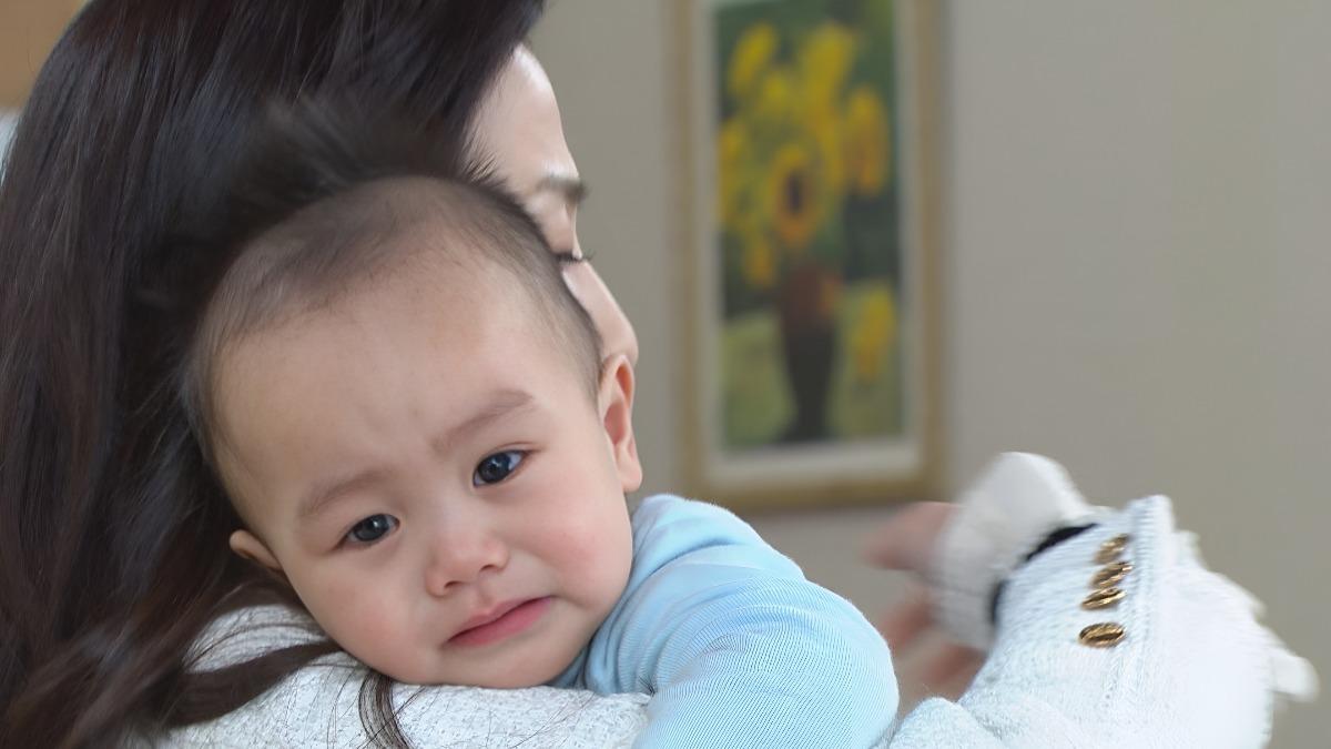 寶寶跟著楚宣落淚，畫面令人心疼。（圖／民視提供）