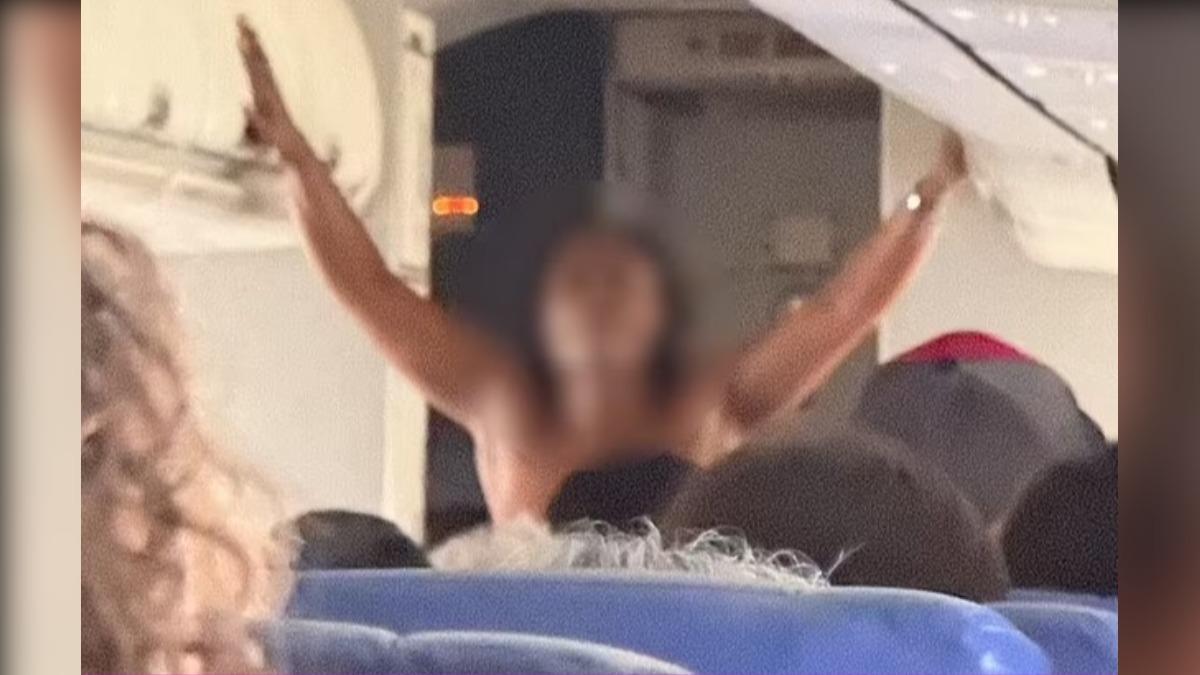 美國西南航空有名女乘客脫光衣服後在機艙內奔跑長達25分鐘。（圖／翻攝自YouTube@12 News）
