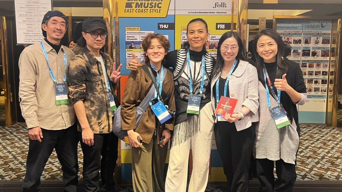 戴曉君（右三）開心和駐蒙特婁台北經濟文化辦事處處長陳珮瑩（右二）合照。（圖／風潮音樂提供）