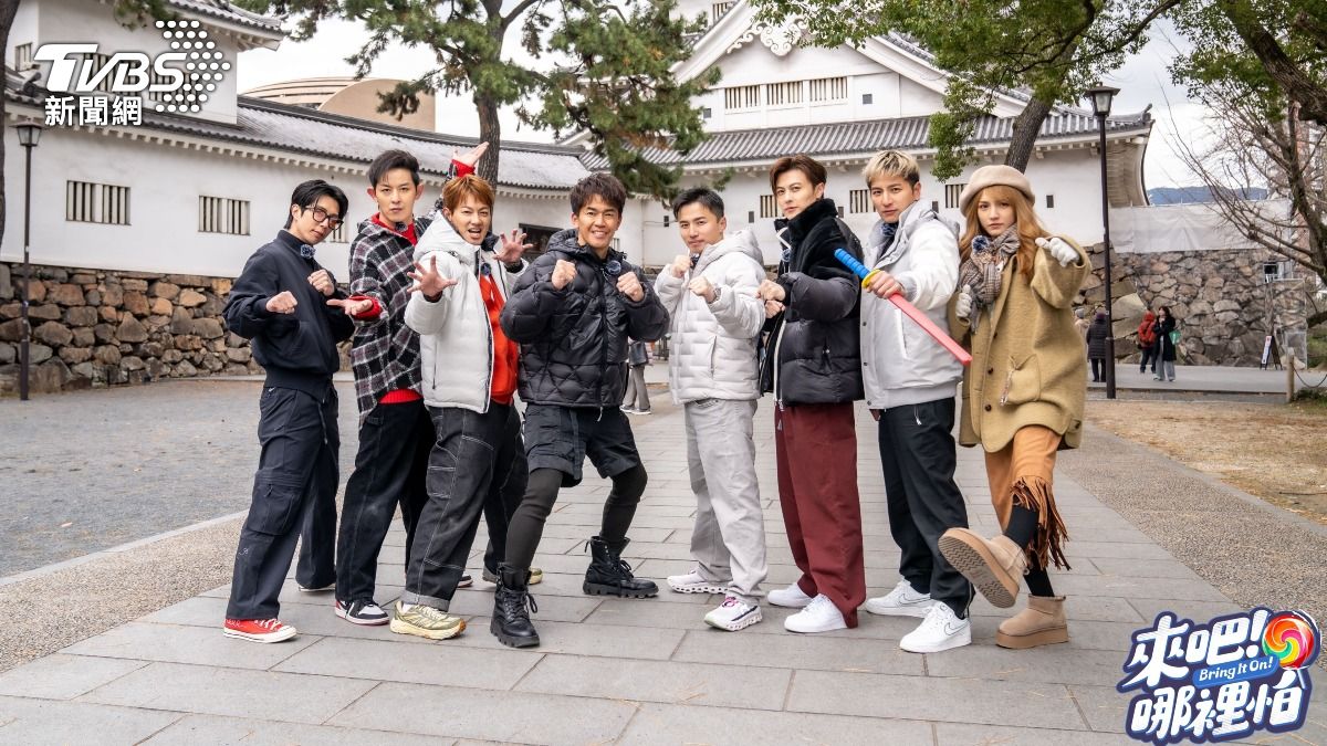 六棒合體日本藝人武井壯在古蹟小倉城前大玩盲劍客遊戲。（圖／TVBS）