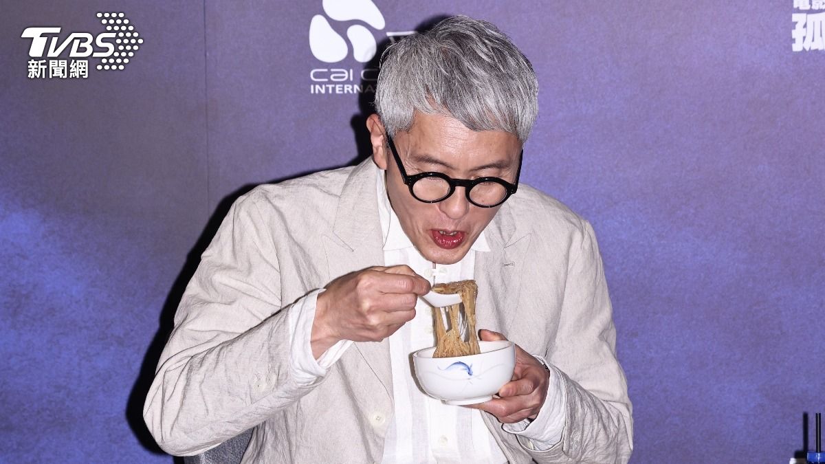 現場準備麵線給松重豐品嘗。（圖／黃城碩攝）