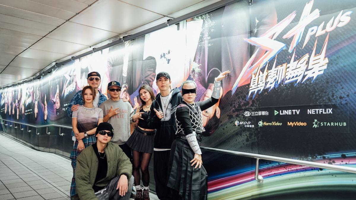 眾人在顛倒廣告前合照。（圖／S+PLUS巔峰舞者提供）