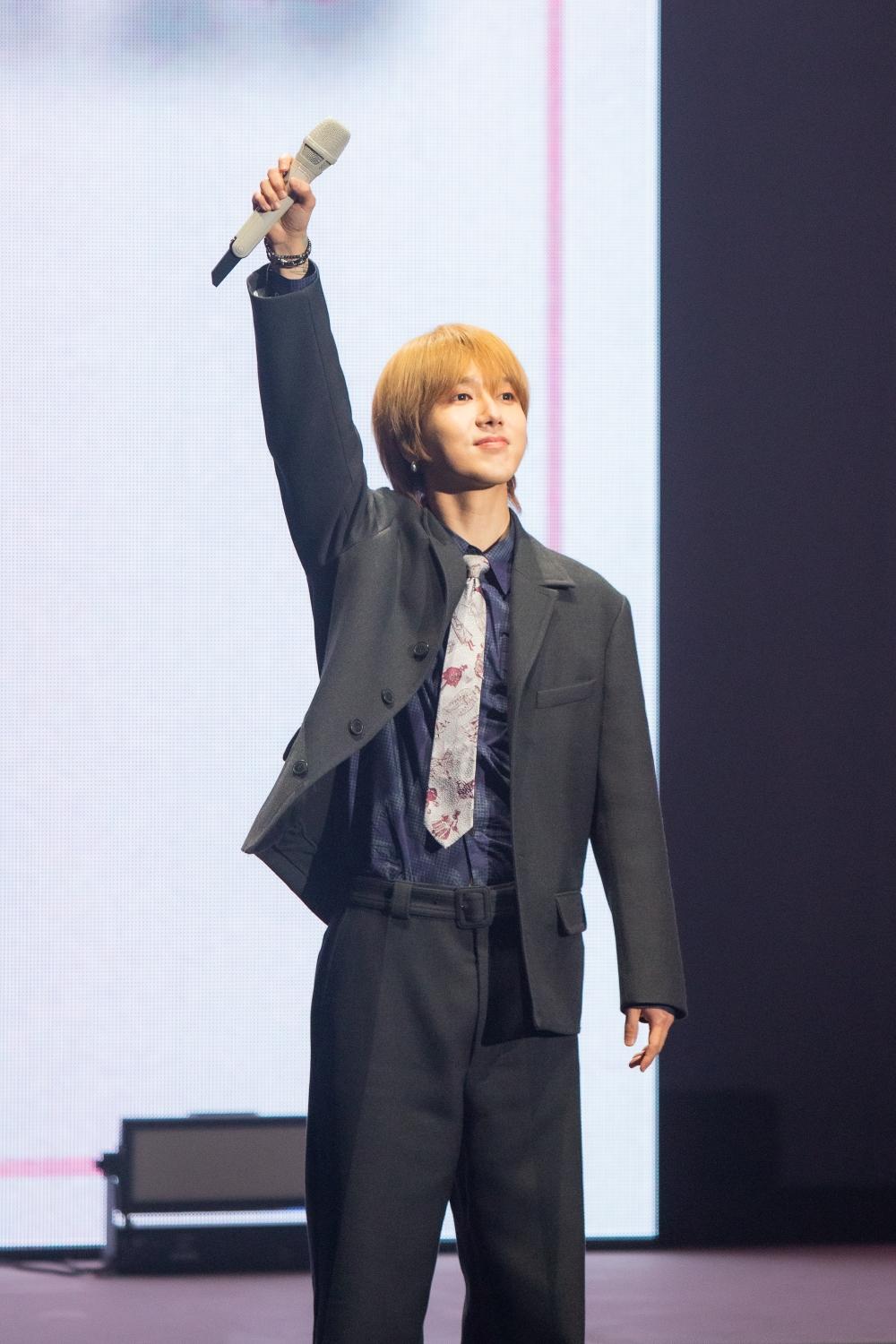 藝聲丟禮物到台下，但也不小心弄丟手鐲。（圖／讀者提供）