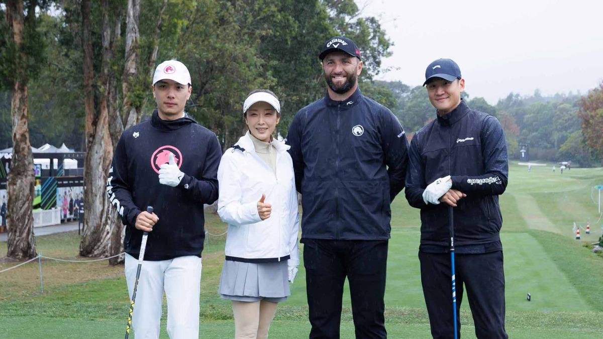 周興哲（右）和偶像喬恩拉姆相見歡，讓他直呼美夢成真。（圖／星空飛騰提供）