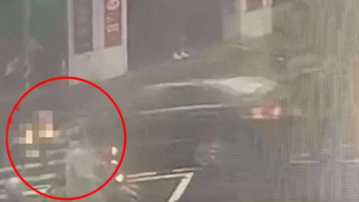 監視器畫面可見，當時小客車左轉直接撞上兩孩童。（圖／店家提供）