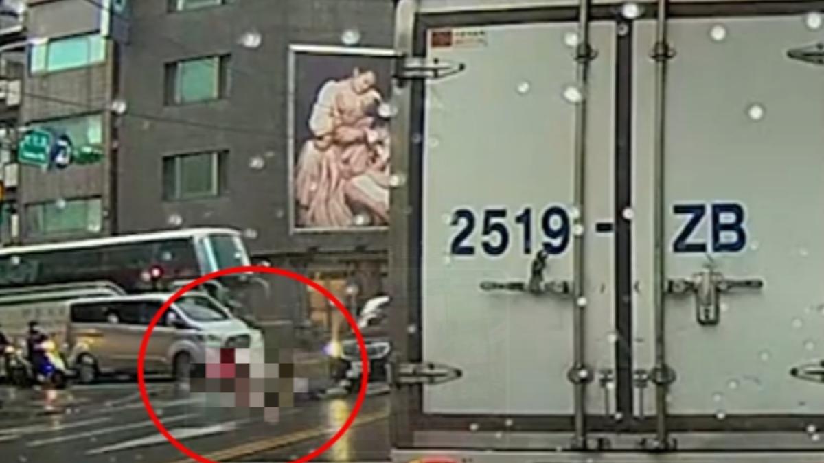 兩名孩童被撞倒後，起身跑向騎樓。（圖／翻攝自 WoWtchout - 地圖型行車影像分享平台）