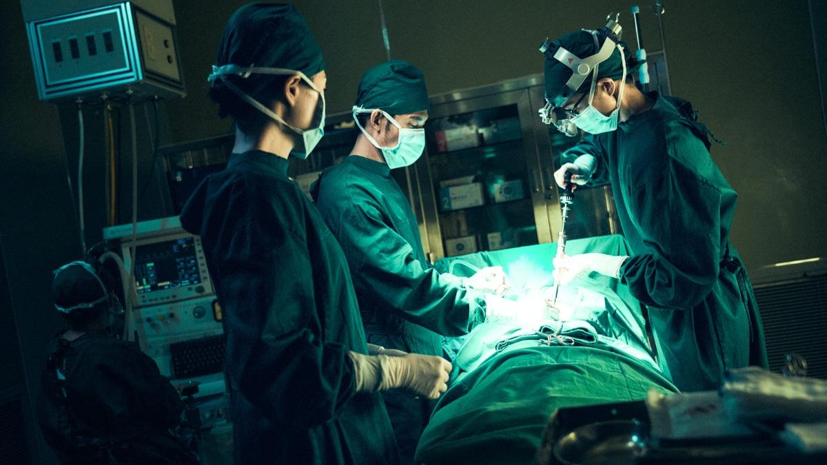 張鈞𡩋（右起）、連炳發和蔡亘晏共同決定為一位家庭無力負擔醫療費用的小女孩進行手術。。（圖／公視、中華電信、瀚草文創提供）