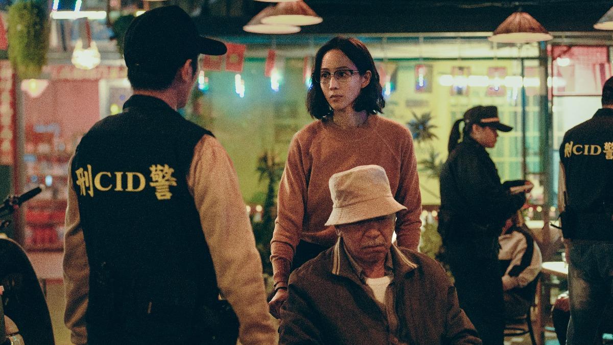 張鈞𡩋為接回走失的失智父親，意外走進外事警察正在搜查的越南小吃店。（圖／公視、中華電信、瀚草文創提供）