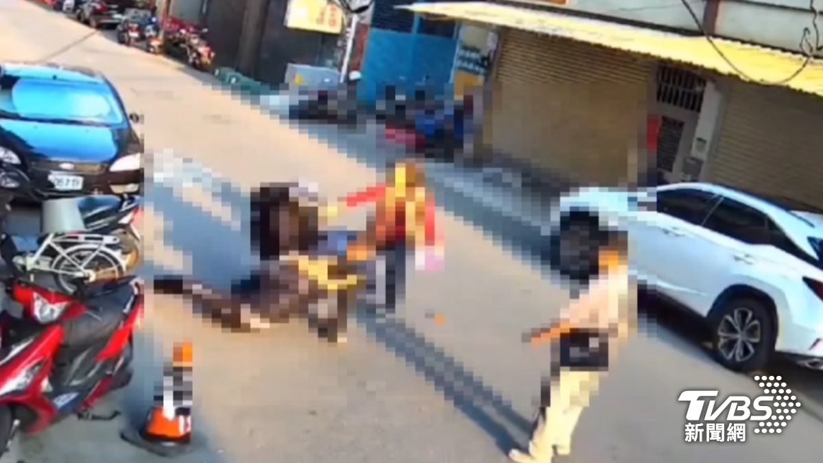 雜貨店老闆衝出店外將嫌犯擊倒在地。（圖／TVBS）