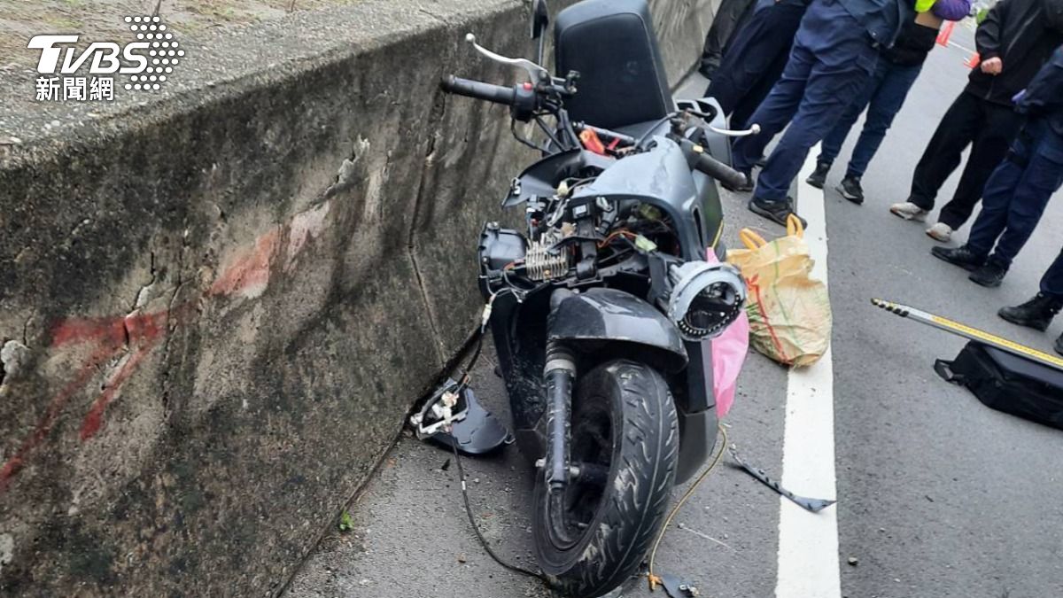 車殼零件噴飛。（圖／TVBS）