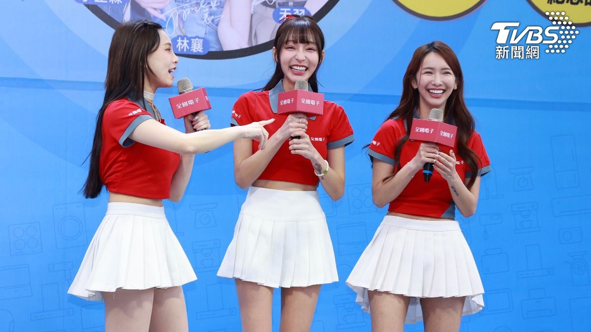 林襄（中）大讚河智媛舞感很好。（圖／黃城碩攝）