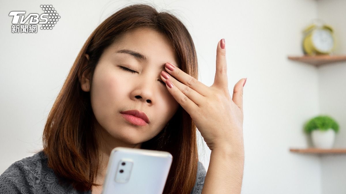現代人的生活高度仰賴3C產品，「乾眼症」成為現代文明病。（示意圖／shutterstock達志影像）