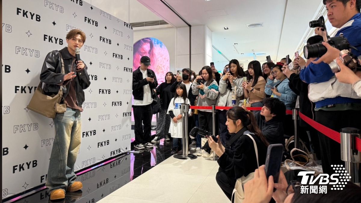 許多粉絲到快閃電支持王子。(圖/黃盈容攝)