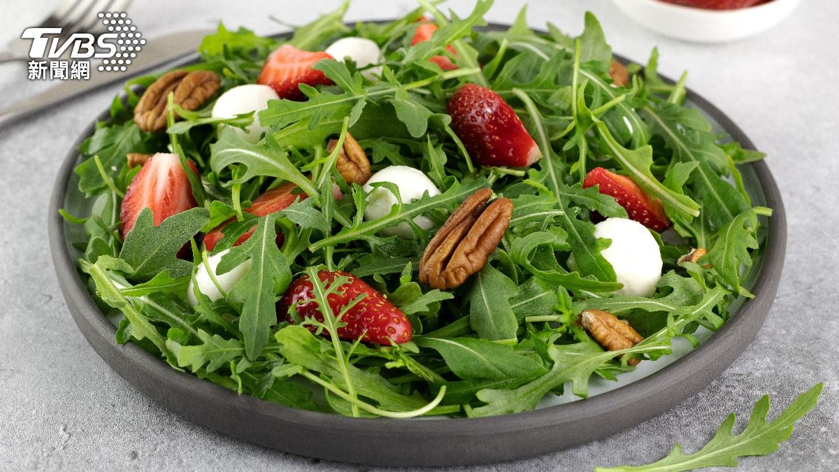 芝麻菜常見用於披薩、生火腿沙拉等料理。（示意圖／達志影像Shutterstock）