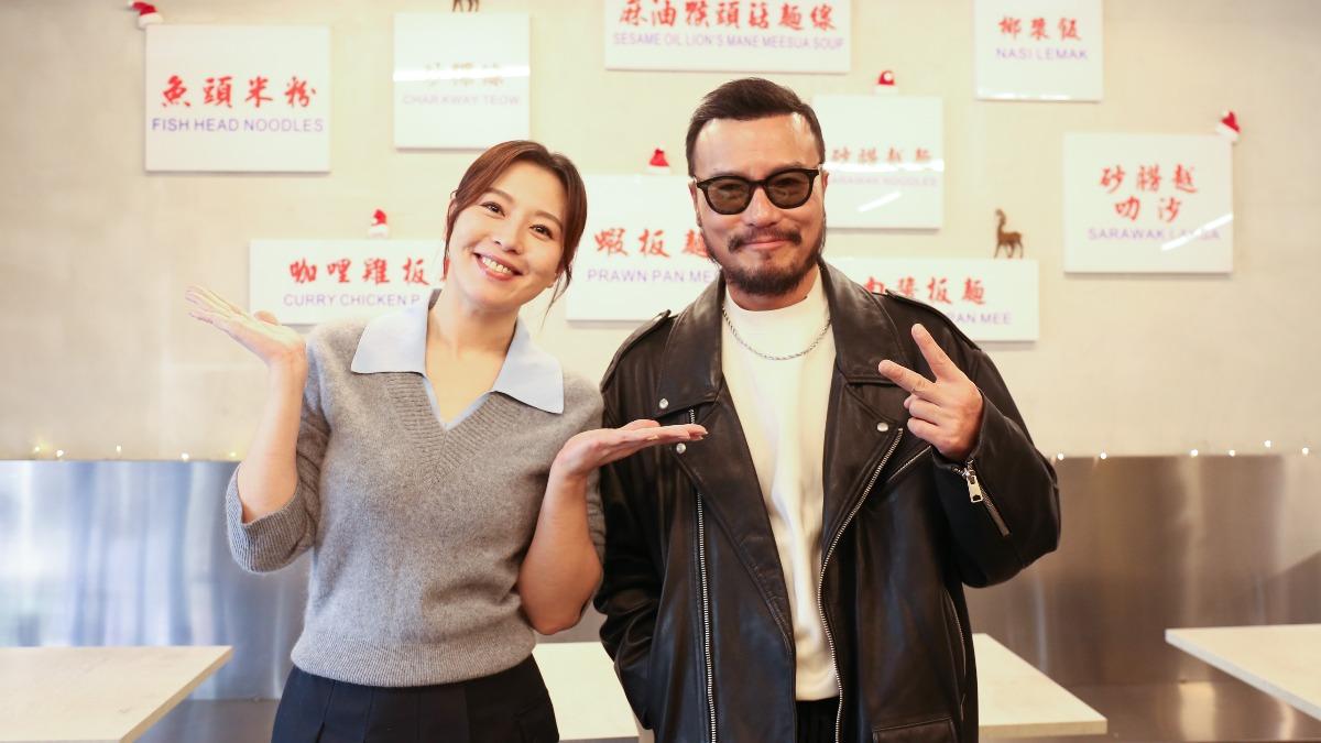 主持人劉品言（左）與李銘忠在節目中相談甚歡。（圖／鏡電視提供）