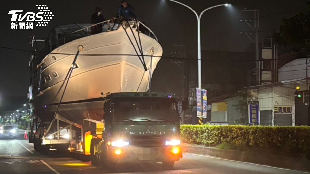 遊艇不慎勾斷電纜線。（圖／TVBS）