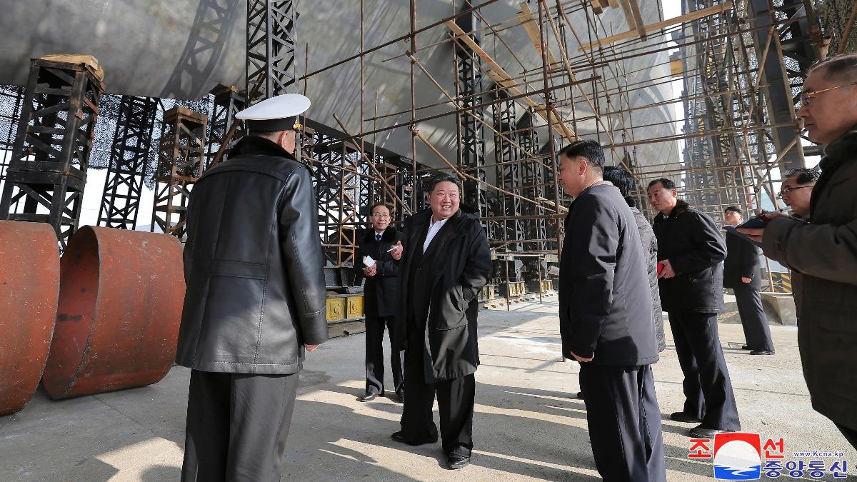北韓-領導人-金正恩-視察-建造-戰艦-大型造船廠