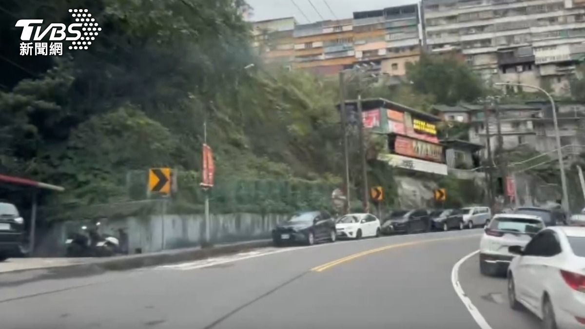 該路段有處大彎道，恐讓用路人視線有死角。（圖／TVBS）