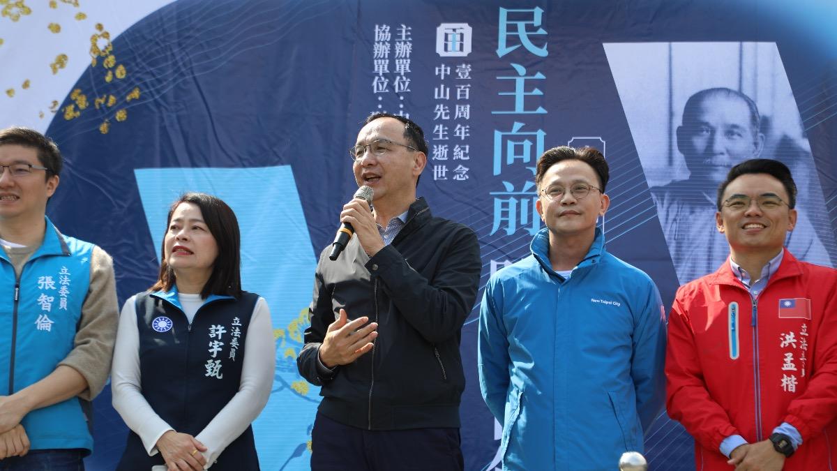 國民黨主席朱立倫（中）。（圖／國民黨提供）