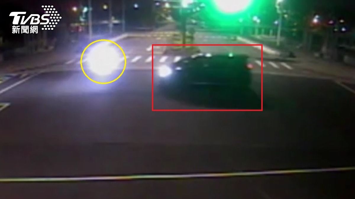 阿法廂型車闖紅燈撞上外送員。（圖／TVBS）