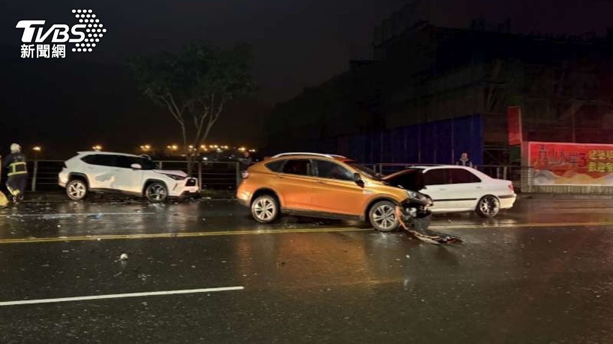 當時下雨天，肇事車輛疑似沒有減速。（圖／TVBS）