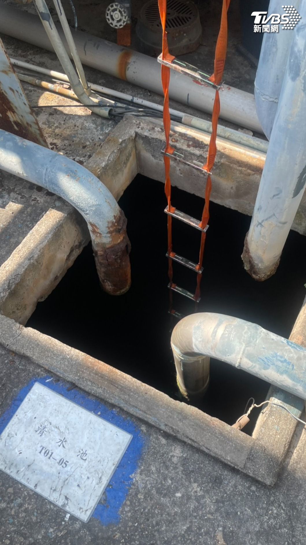 工人不慎摔進汙水池內受傷。（圖／TVBS）