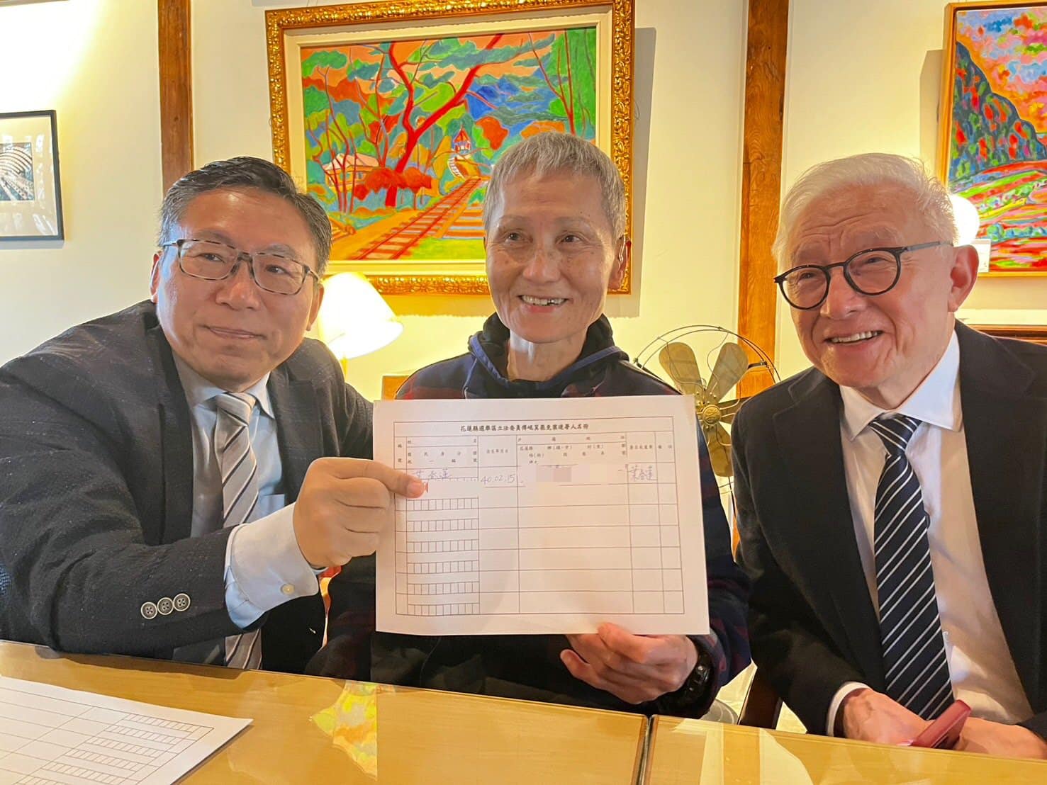 葉春蓮簽下罷免傅崐萁二階連署書。（圖／翻攝自柯建銘臉書）