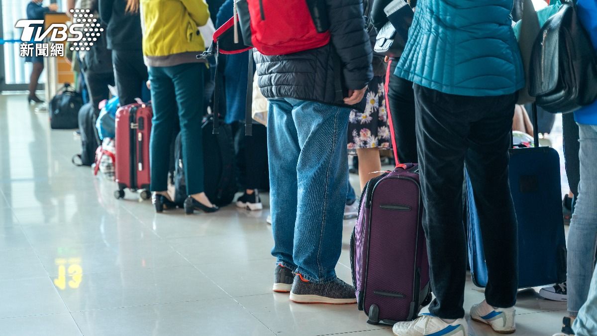 網友擔心姐姐的越南員工旅遊會變成豬仔之旅。（示意圖／shutterstock達志影像）