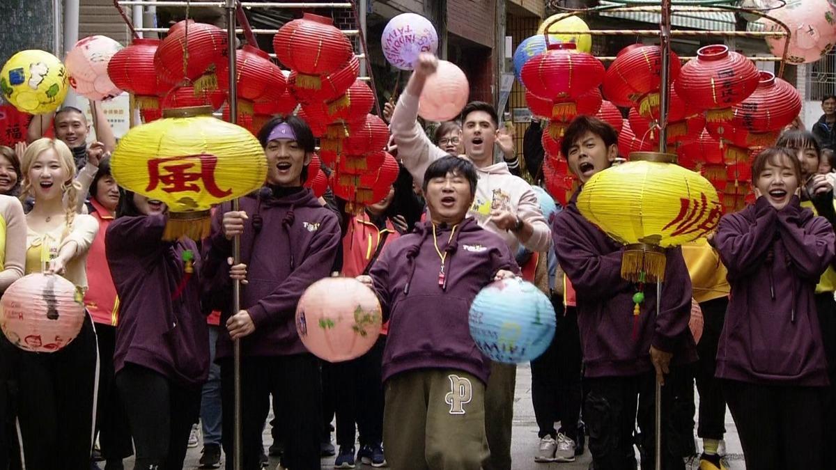 胡瓜領軍出外景。（圖／民視提供）