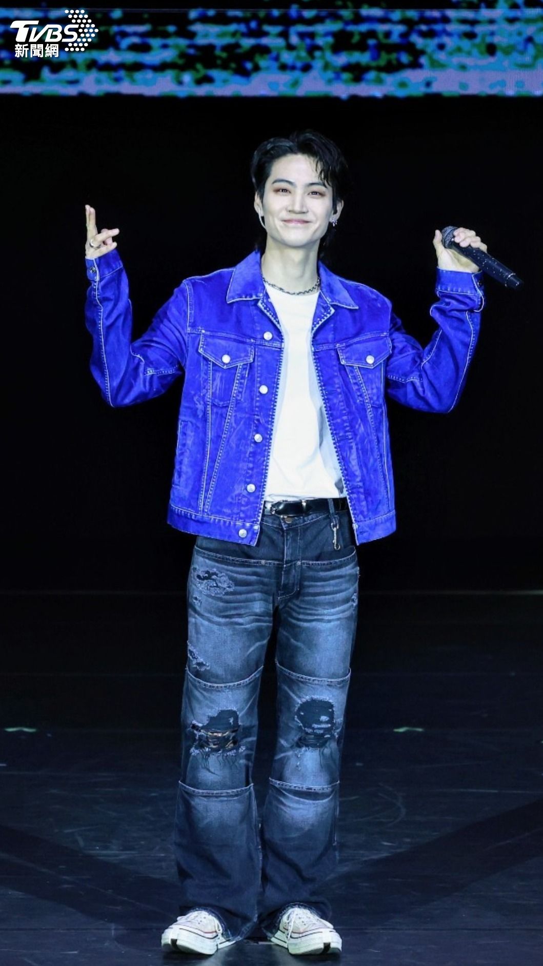 JAY B與粉絲互動時，笑粉絲叫不夠大聲，作勢要離場。（圖／趙世平攝）