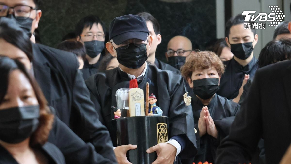 柯文哲胞弟柯宇謙捧斗，後方可見柯文哲兒子柯傅堯。（圖／潘建樺攝）