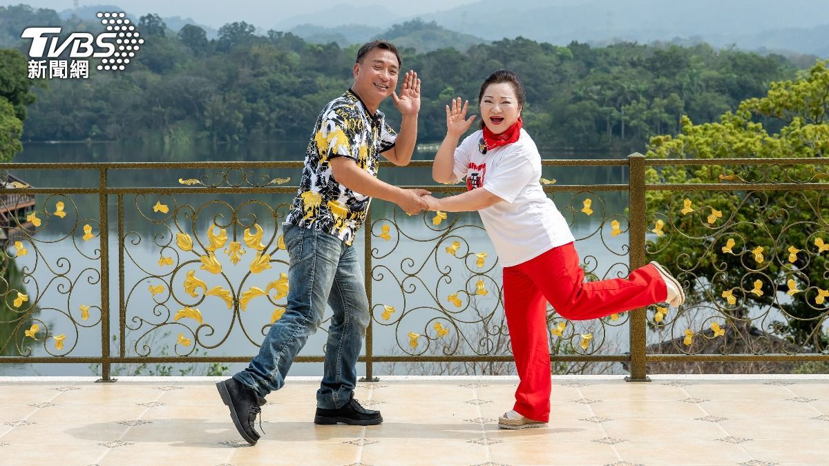 白冰冰接受娛樂頭條專訪獨家開箱新竹豪宅,王中平(左)是前屋主。(圖/TVBS)