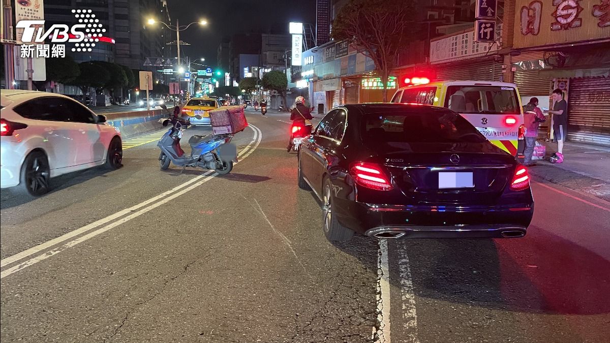 桃園市中壢區環北路段9日晚間發生擦撞車禍。（圖／TVBS）
