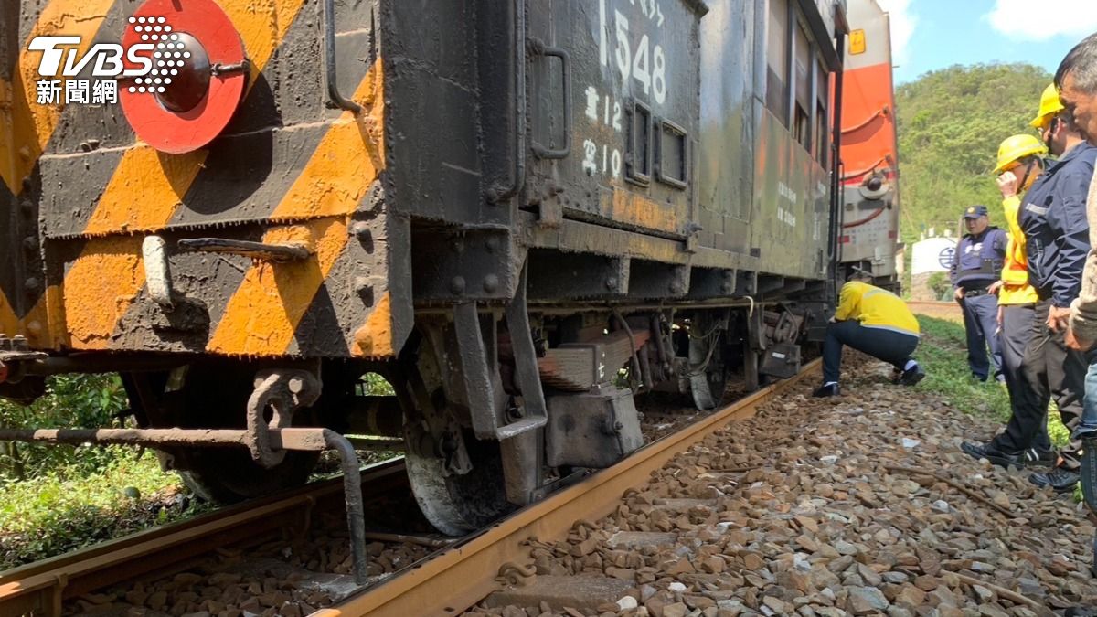 台鐵7501次貨物列車上午行經雙溪與三貂嶺間西正線時，後部守車兩軸出軌。（圖／中央社）