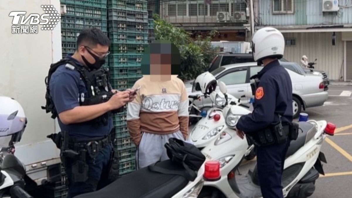 黃姓男子形跡可疑、神色緊張。（圖／TVBS）