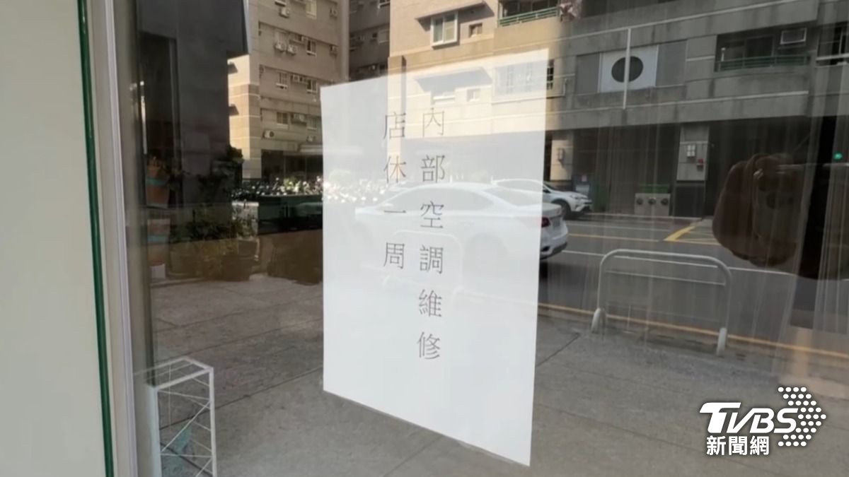 營業不到半年，咖啡廳貼著空調修繕、暫停營業一週的告示。（圖／TVBS）