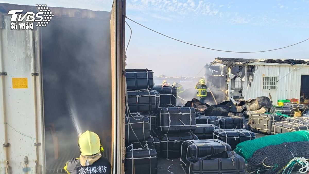 當時有三輛機車被波及，所幸無人員傷亡。（圖／TVBS）