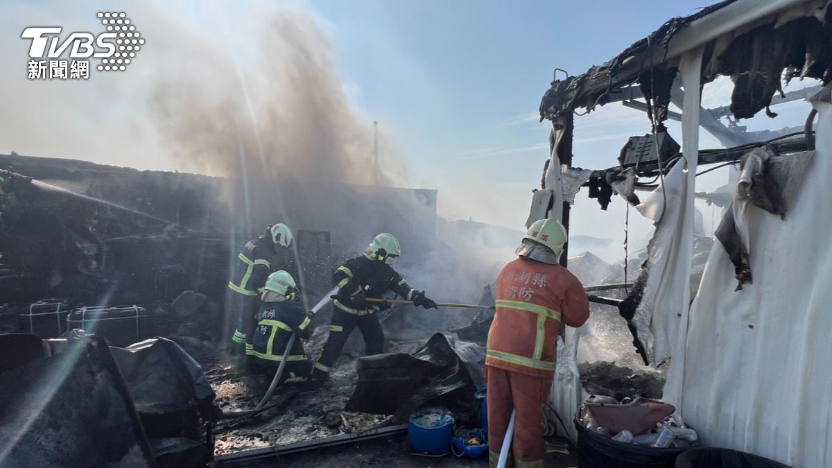 貨櫃屋與浮筒不明原因起火燃燒。（圖／TVBS）