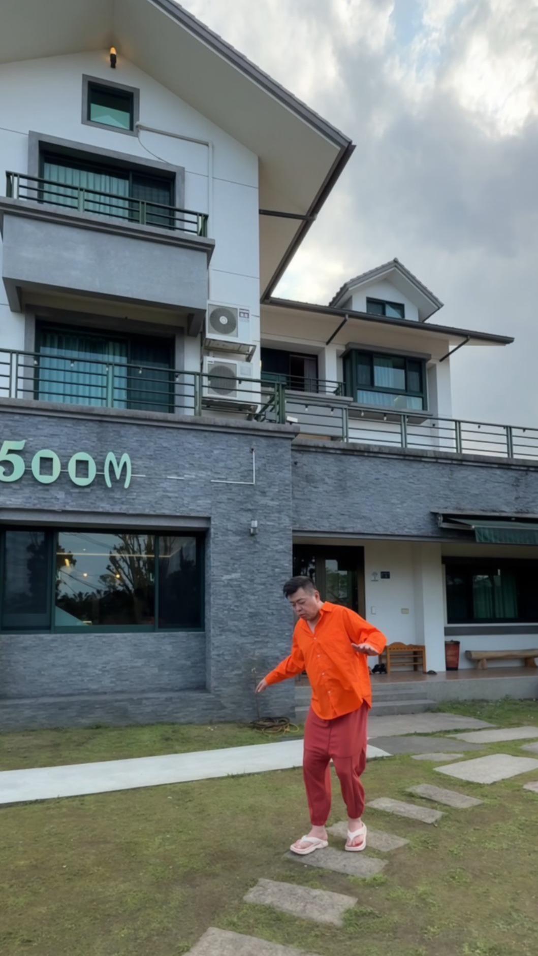 孫德榮跟「孩子們」外出旅遊。（圖／彼得爸提供）