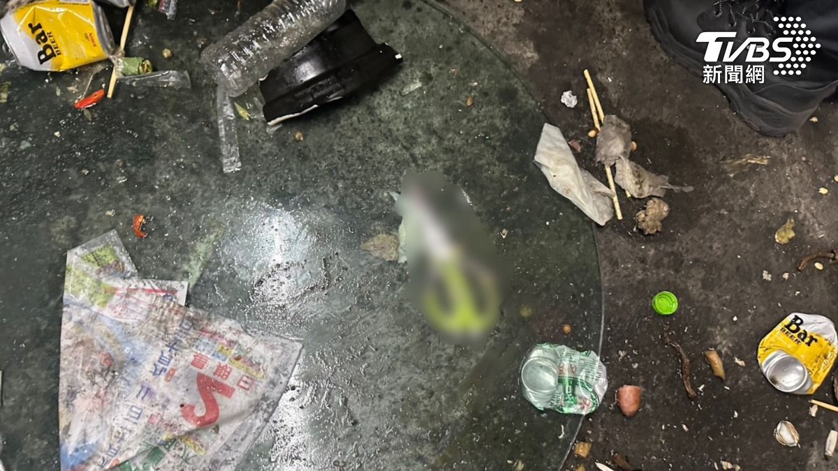 游男拿剪刀朝對方猛刺。（圖／TVBS）