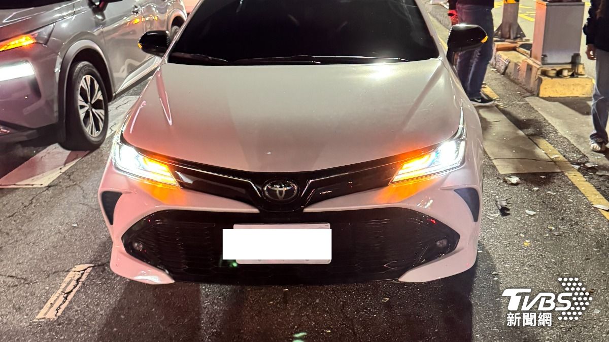 三車皆有毀損，所幸無造成人員傷亡。（圖／TVBS）