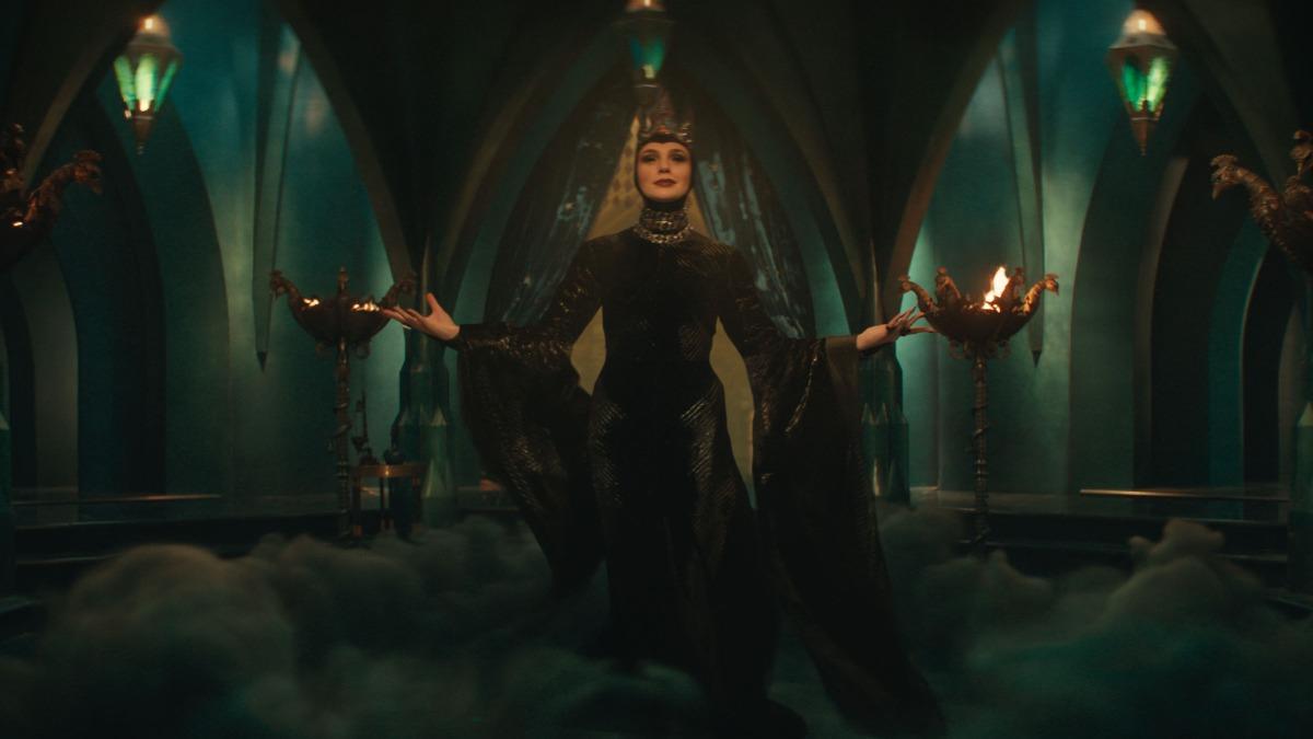 蓋兒加朵戴上皇冠，配上絕對的美貌和氣勢，讓她成為《白雪公主》裡最美麗的皇后。（圖／迪士尼提供）