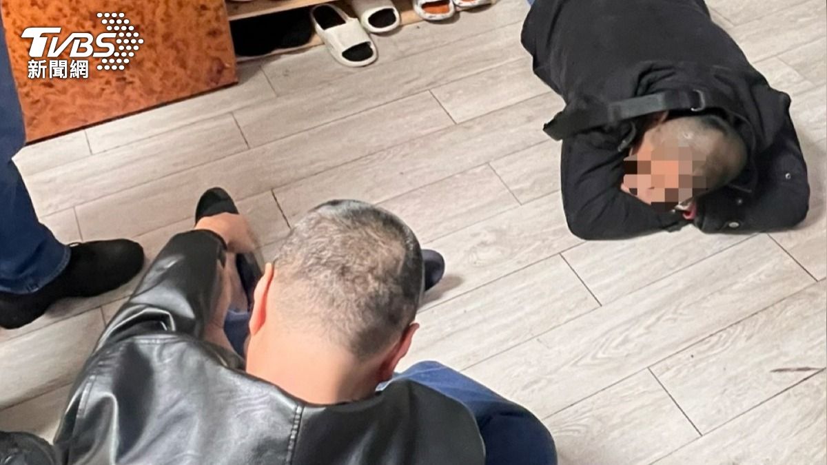 警方攻堅毒品分裝場，當場逮捕蔡姓女主嫌等3人。（圖／TVBS）