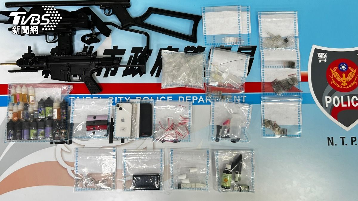 警方攻堅毒品分裝場，查扣毒品原料、空氣槍等證物。（圖／TVBS）