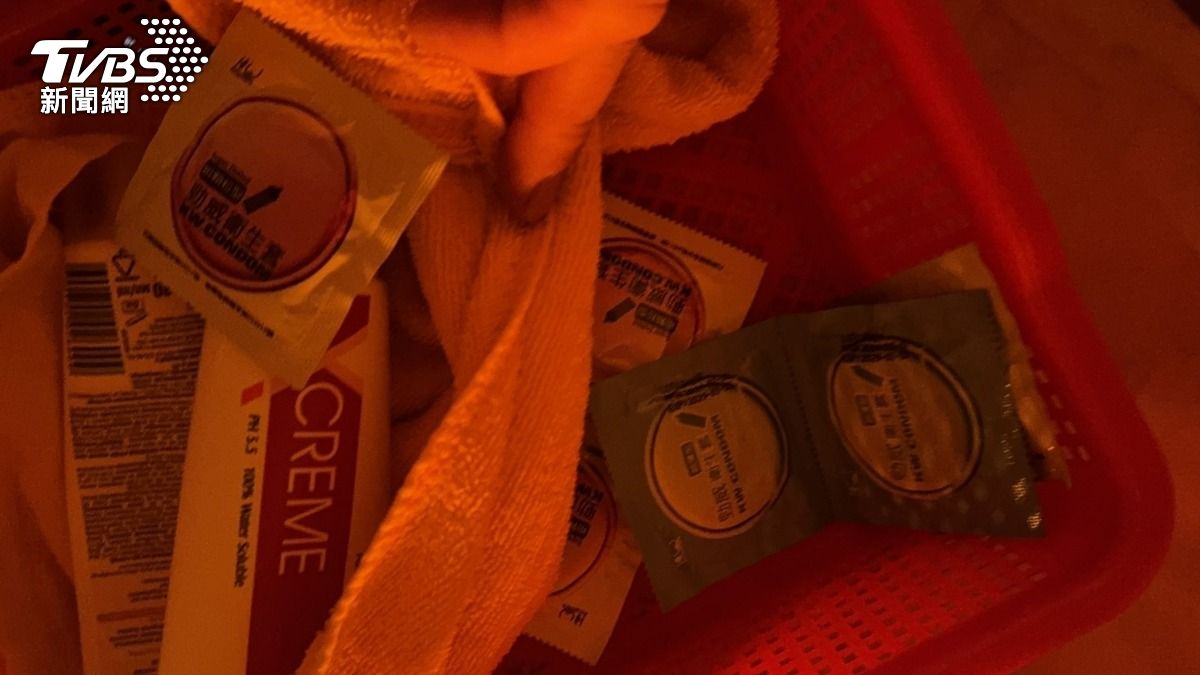 中壢警分局現場查扣潤滑油及保險套等證物。（圖／TVBS）