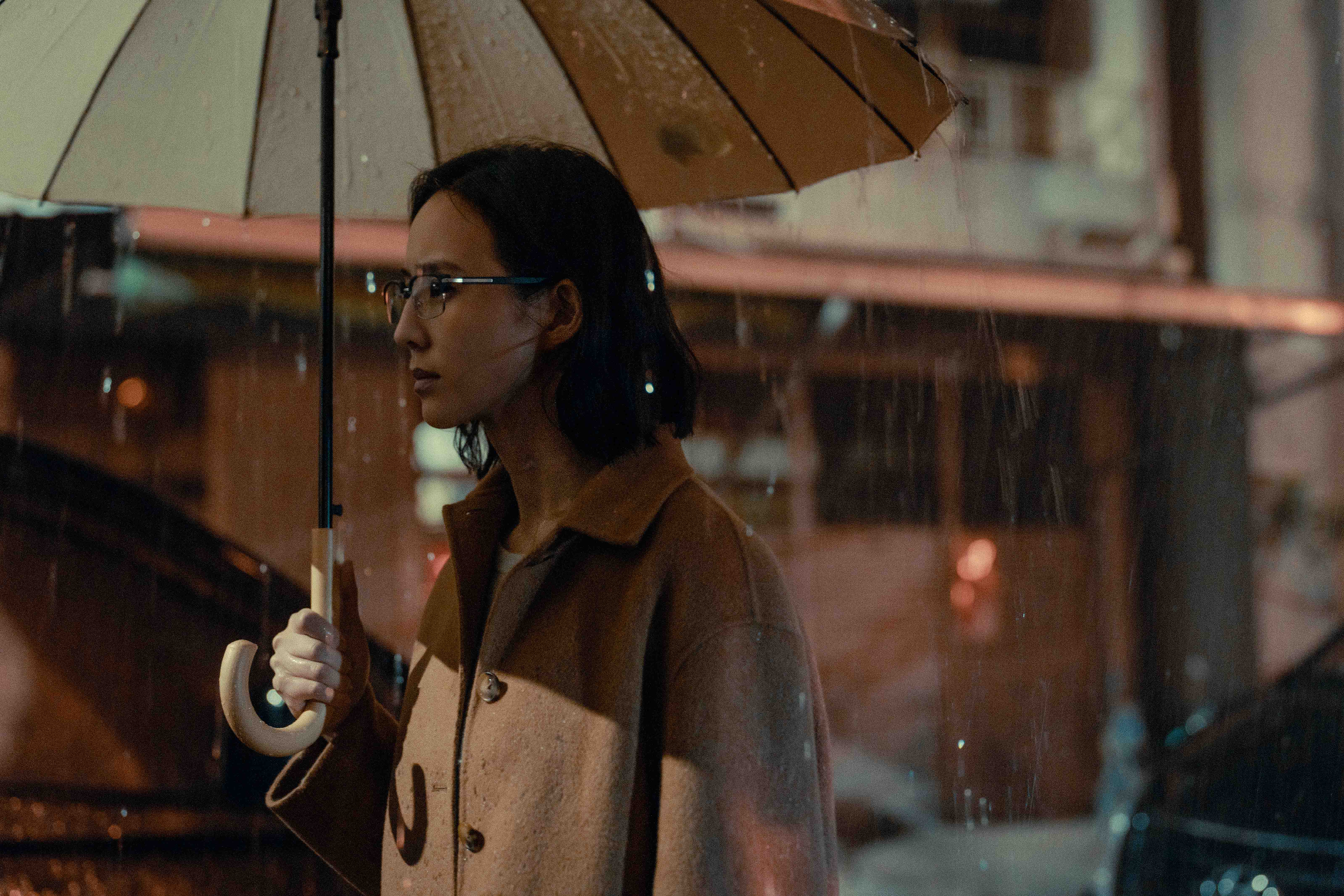 張鈞𡩋飾演神經外科醫師鄭琬平。（圖／公視、中華電信、瀚草文創提供）