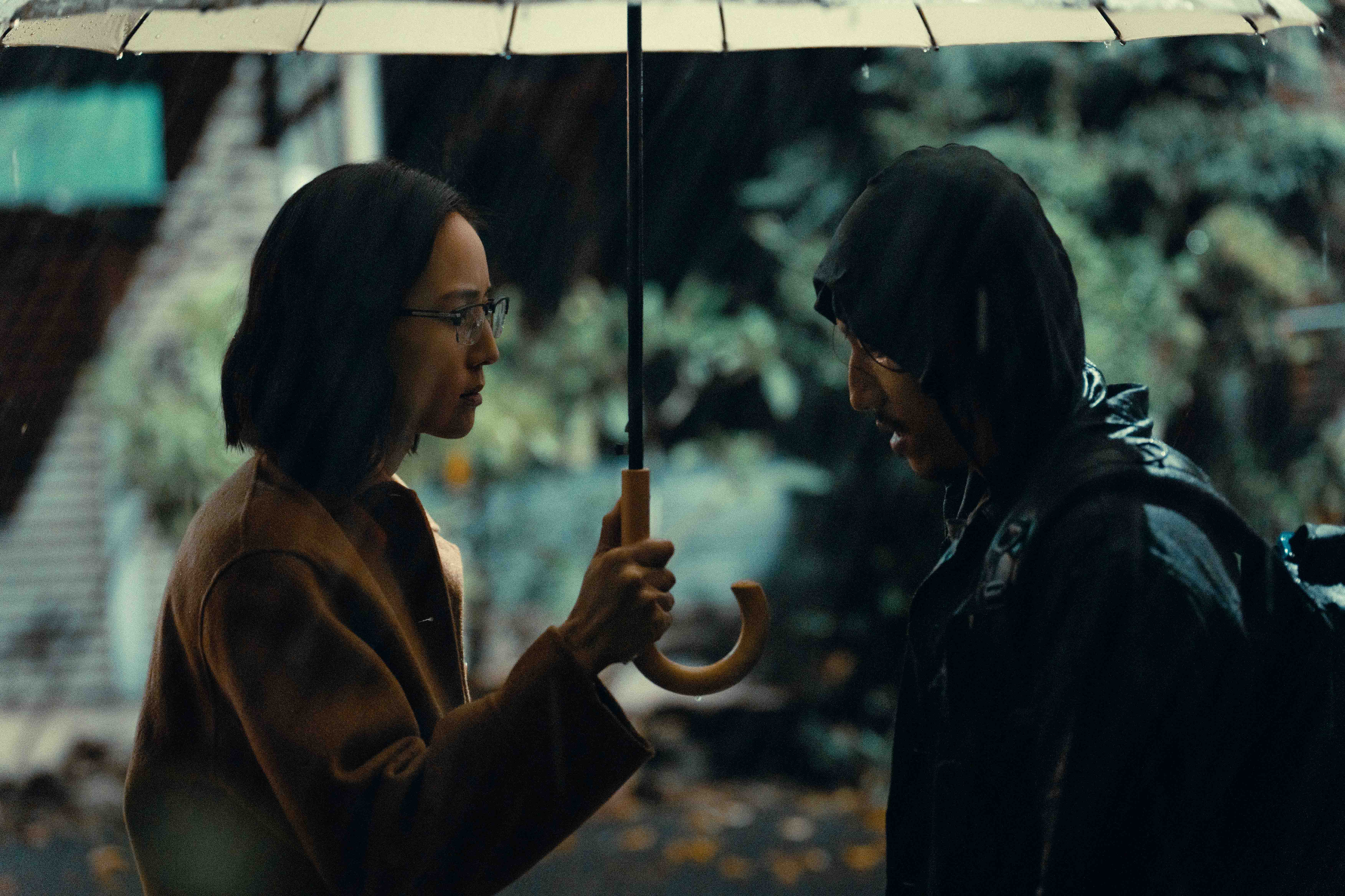 張鈞𡩋（左）和連炳發曖昧撐傘的畫面將在本週播出。（圖／公視、中華電信、瀚草文創提供）